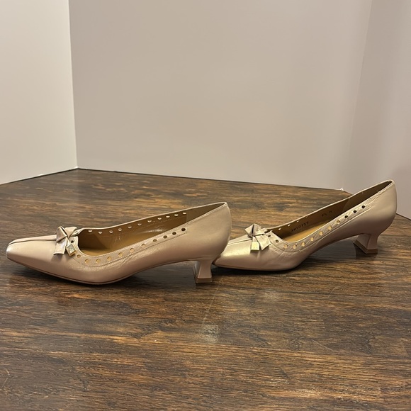 Stuart Weitzman Pearl Ivory Pumps - Size 9.5N - Picture 5 of 9